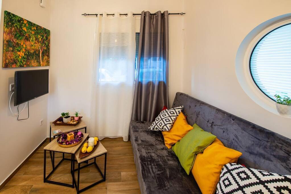 Lemon Garden Stylish Private Apartment Calamata Exterior foto